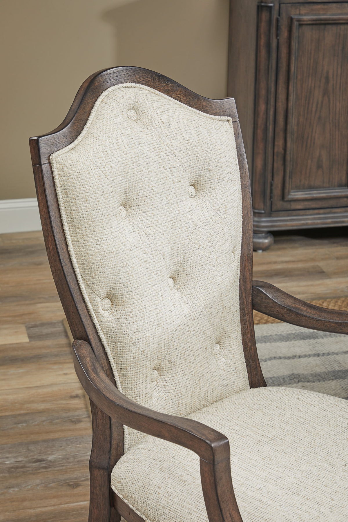 Saddle Creek - Extendable Leg Dining Table Set