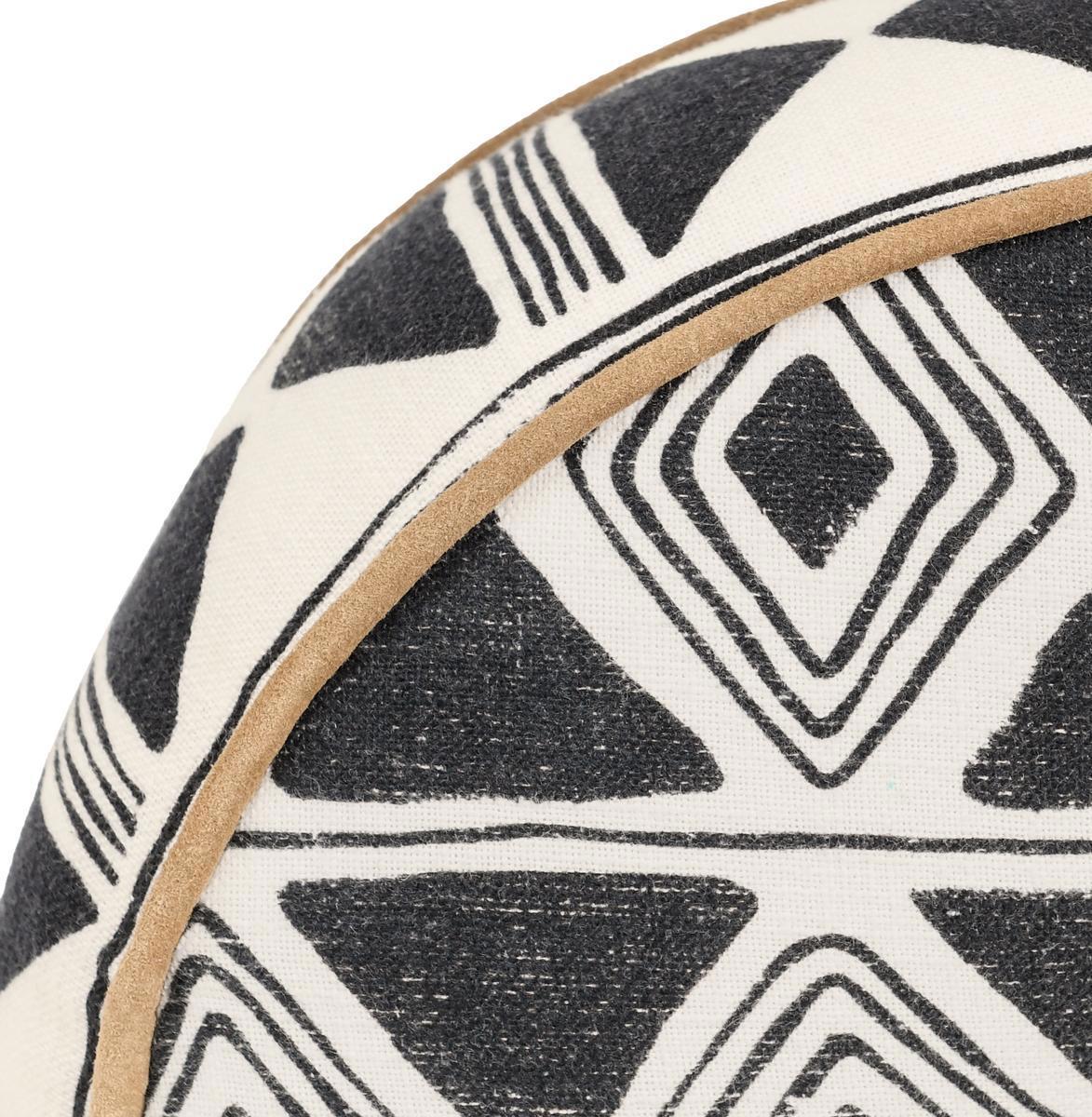 Nubia - 18" Round Pillow - Black / White