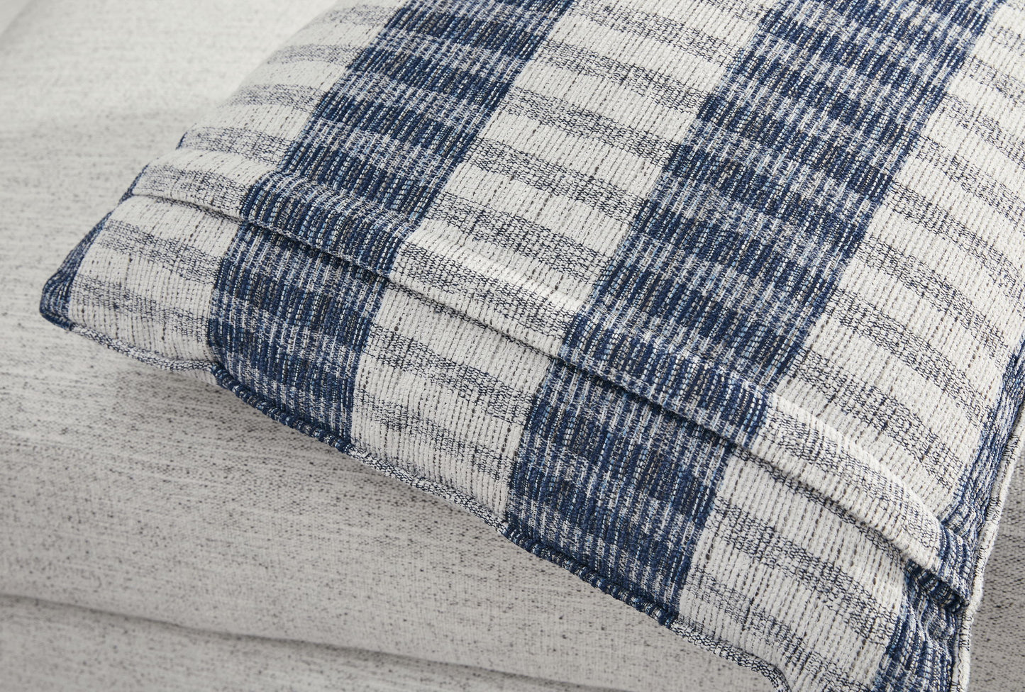 Belvoir - Loveseat