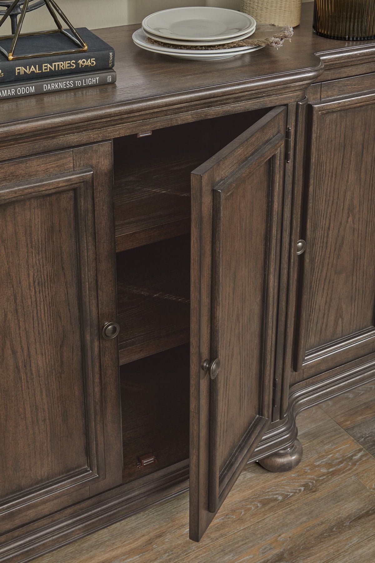 Saddle Creek - Extendable Leg Dining Table Set