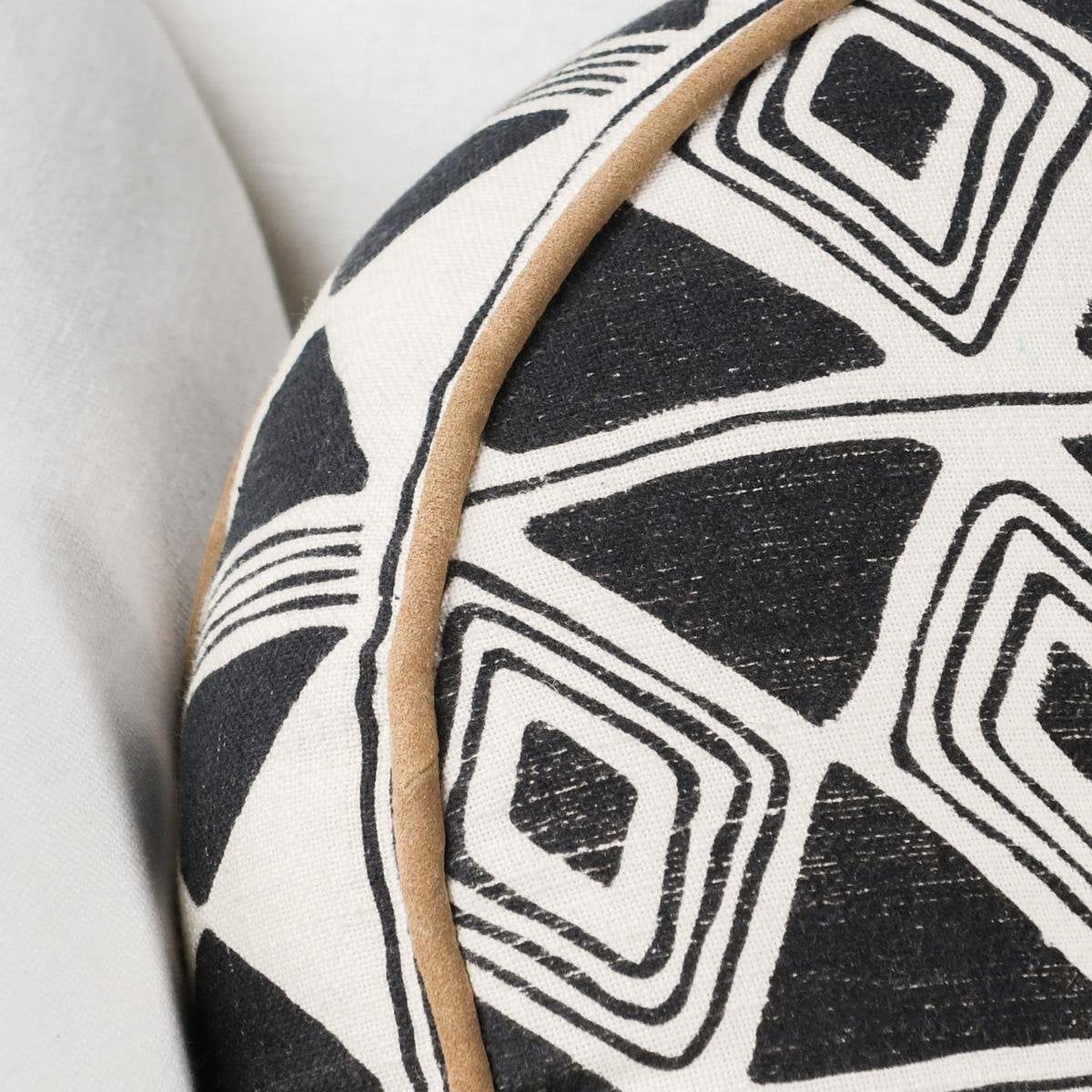 Nubia - 22" x 22" Pillow - Black / White