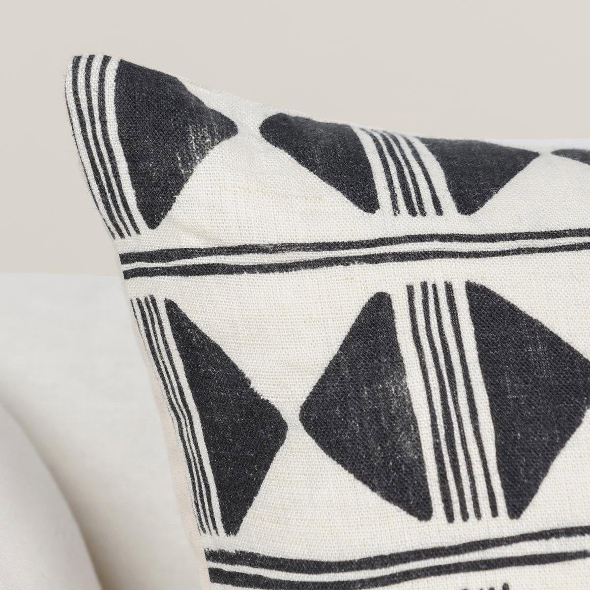 Nubia - 18" Round Pillow - Black / White