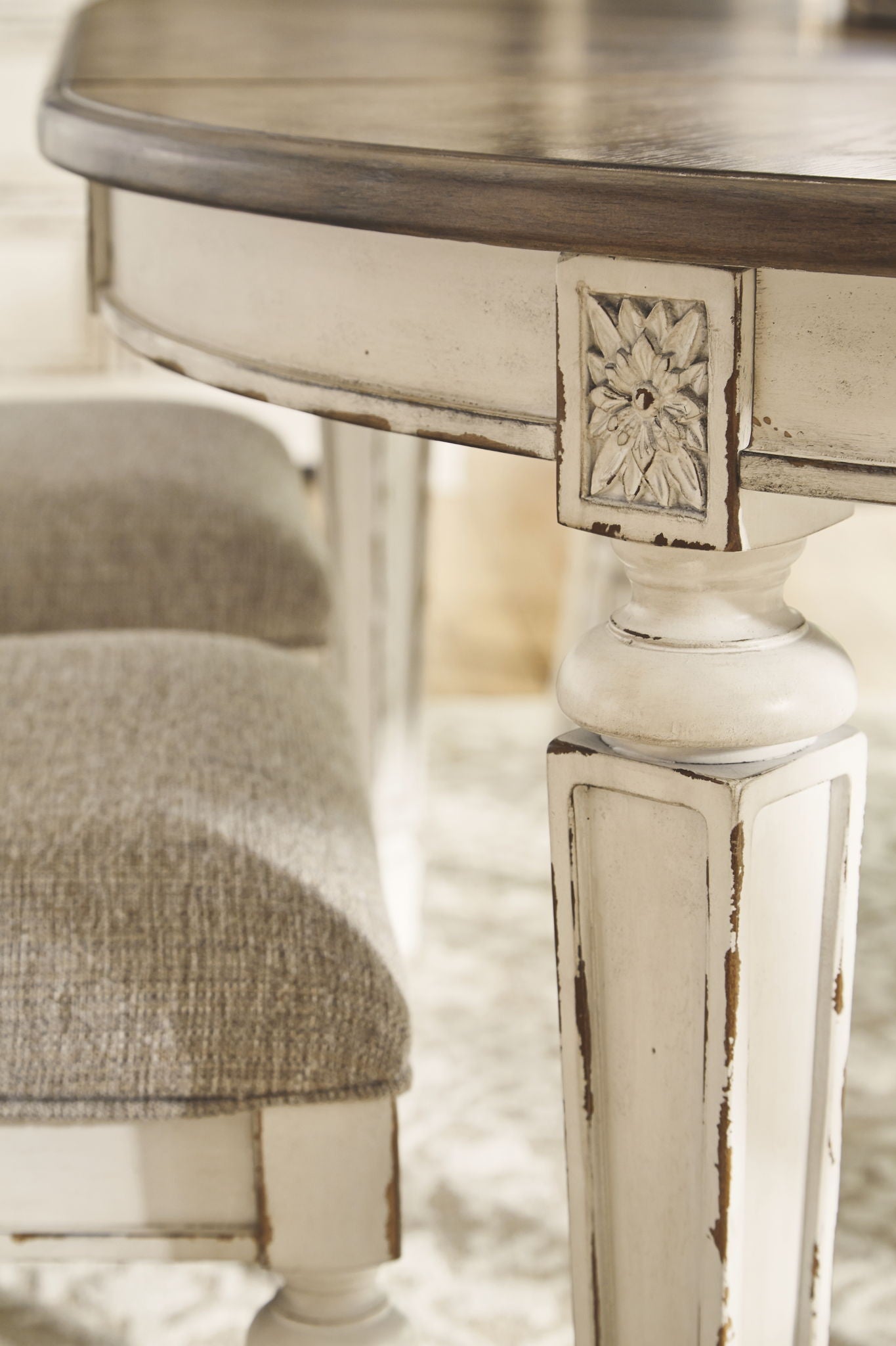 Realyn - Oval Dining Room Extension Table - Chipped White