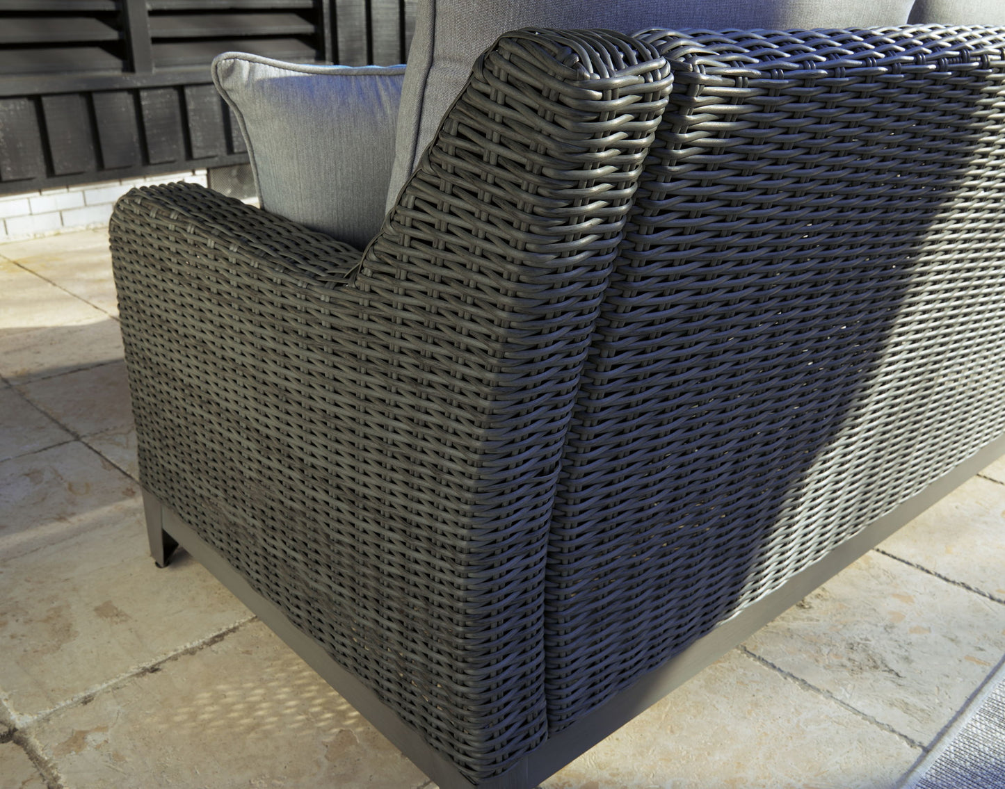 Elite Park - Loveseat w/Cushion - Gray